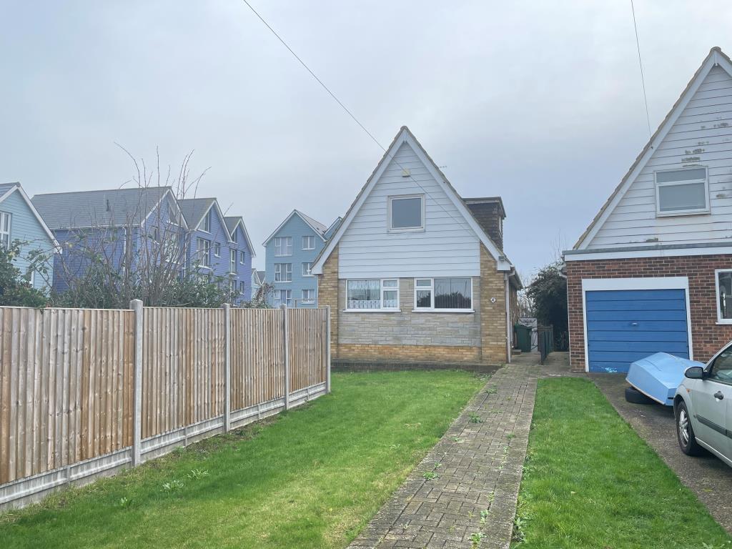Lot: 73 - DETACHED HOUSE FOR IMPROVEMENT - Detached house with front garden